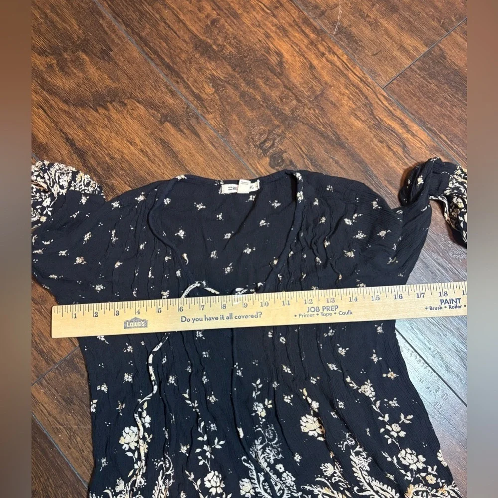 Billabong Navy and Cream Floral Shirt Size XS‎